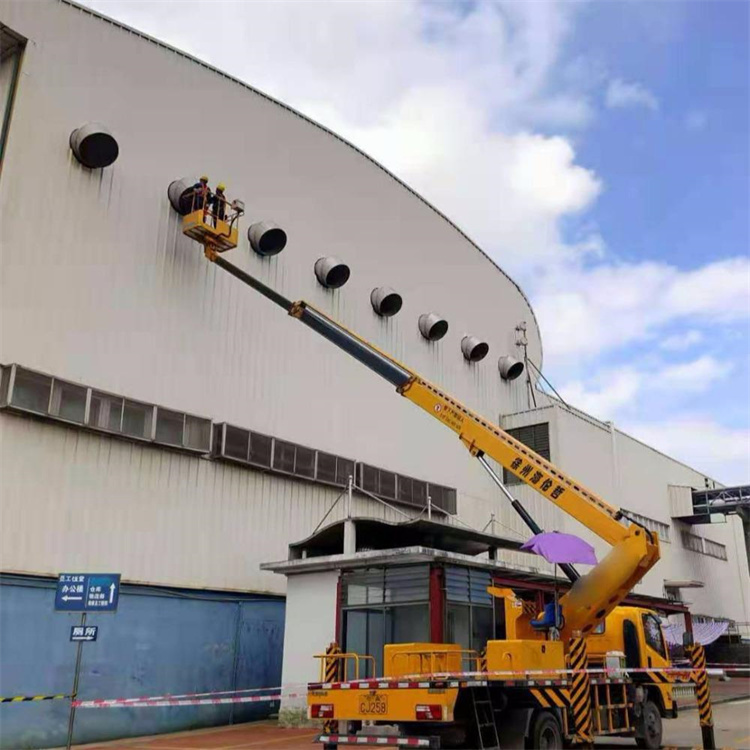 怀集高空作业车出租服务：专业广告牌安装解决方案