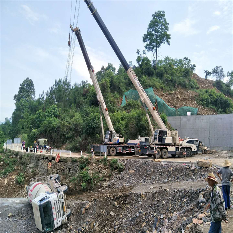 怀集汽车掉沟里叫吊车救援要多少钱